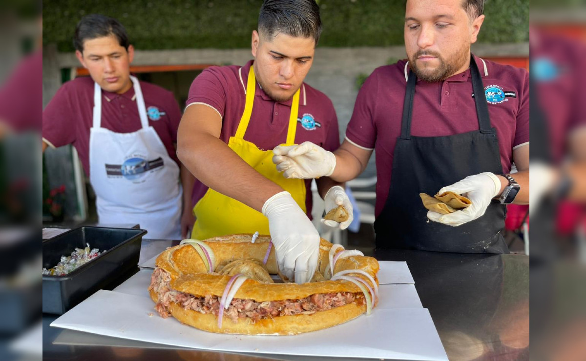 La rosca de torta ahogada es creación de Carnitas de becerro negocio de Zapotlanejo (Karla Victoria Rodríguez)