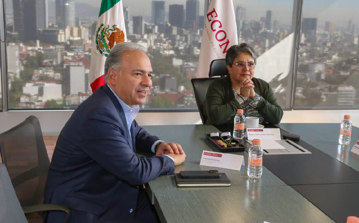 La secretaria de Economía, Raquel Buenrostro, y el presidente y director general de GM, Francisco Garza. (Especial)