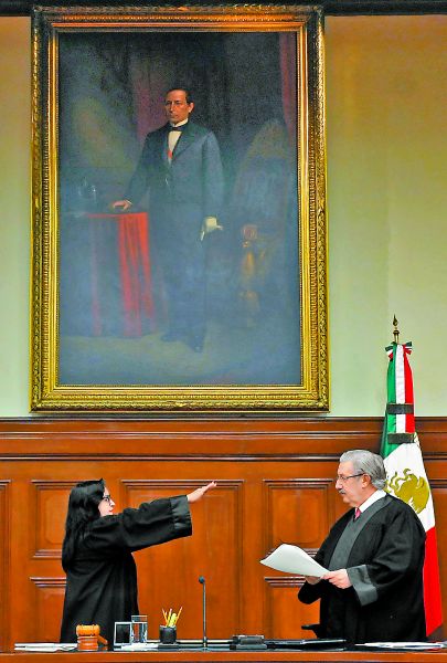 Tras rendir protesta, dijo que ahora también representa a las mujeres. Reuters