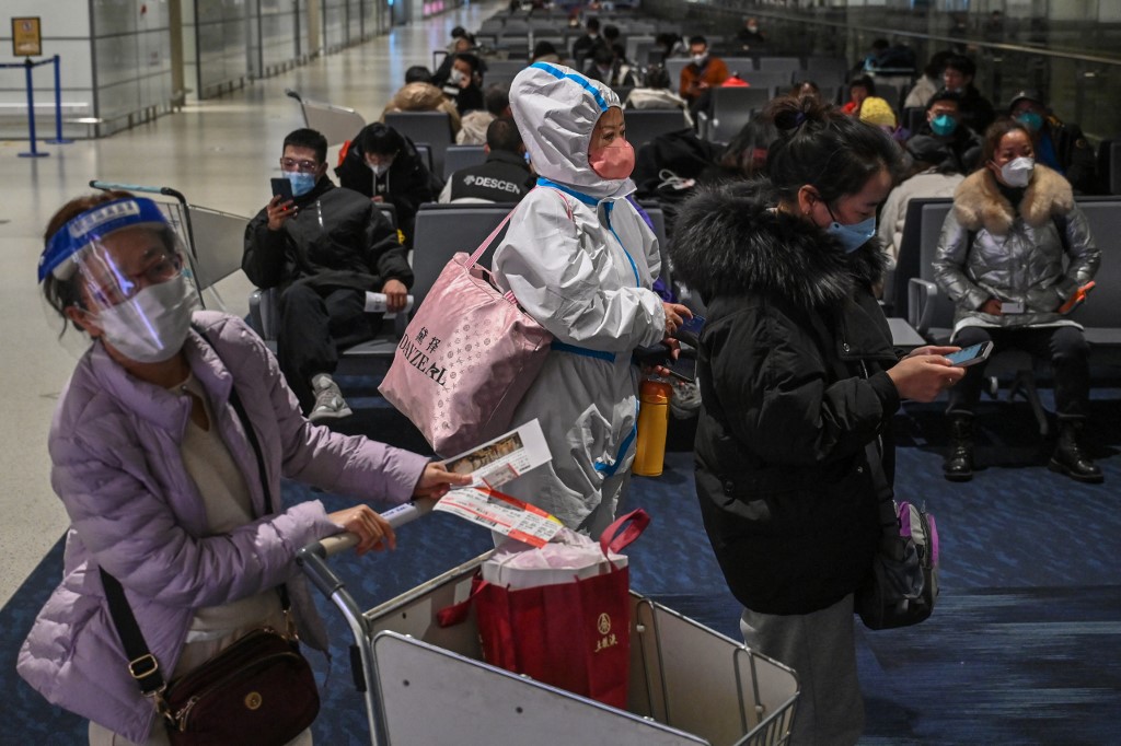 Los viajeros procedentes de China están considerados en algunos países para que se apliquen pruebas por covid-19. | AFP