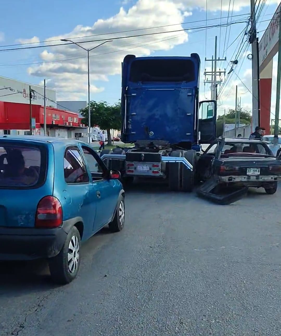 Automovilistas en el lugar tocaban el claxon para llamar la atención del chofer. | Especial
