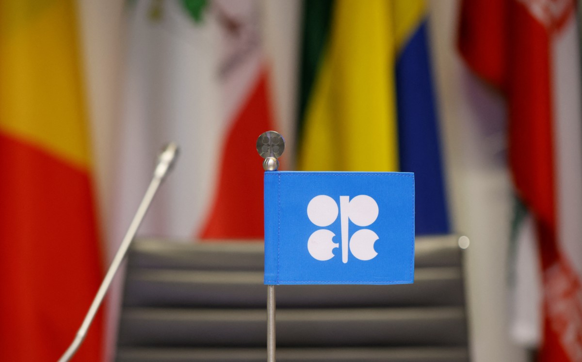 bandera de la OPEP se ve en el día de la reunión de la OPEP+ en Viena, Austria. Octubre de 2022. Foto: (Reuters)