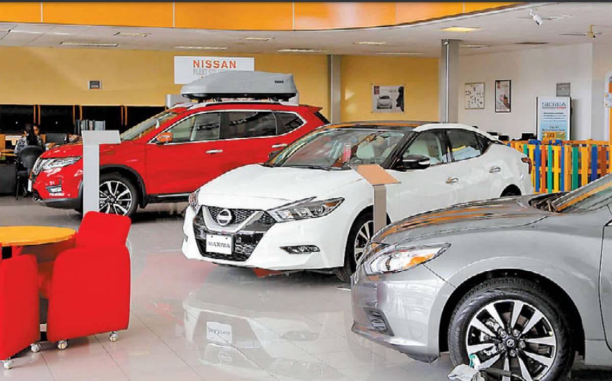 Los clientes buscan opciones de financiamiento. Foto: (Manuel Guadarrama).