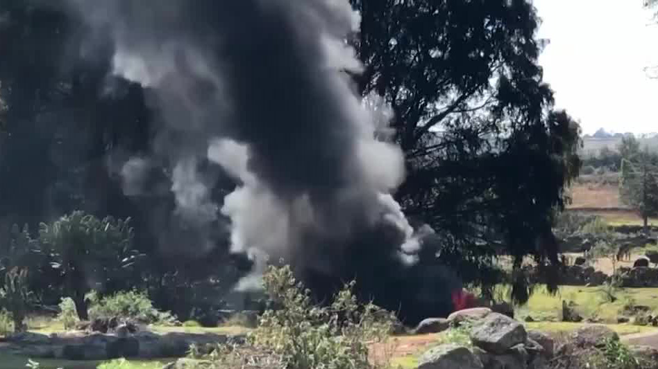 Ingenieros de Pemex toman muestras del manantial Mexicaltongo que se encuentra contaminado