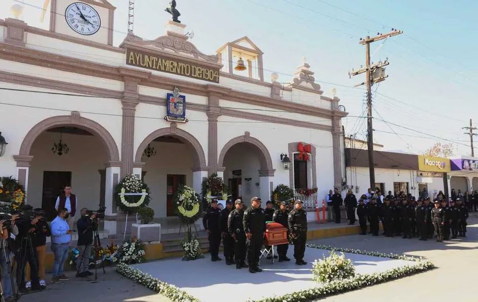 Realizan misa de cuerpo presente y guardia de honor a policía de Salinas Victoria