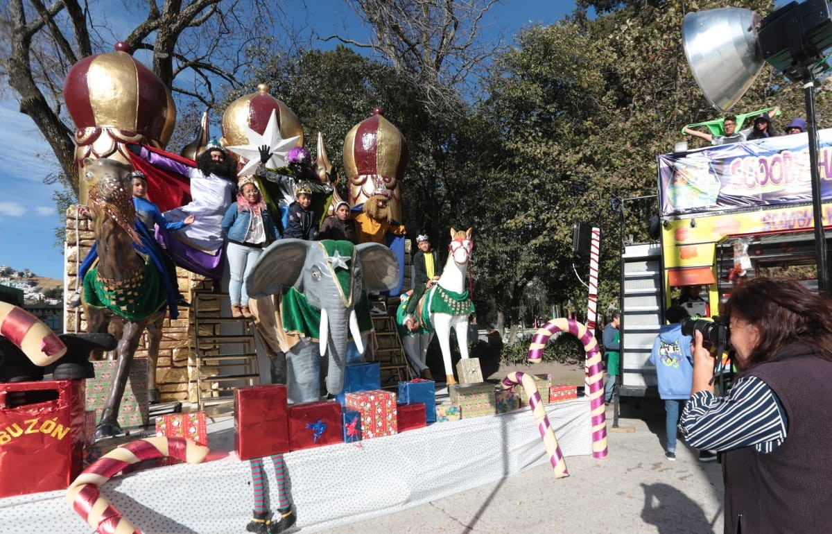 Reyes Magos reciben cartas y se toman fotos en Toluca.