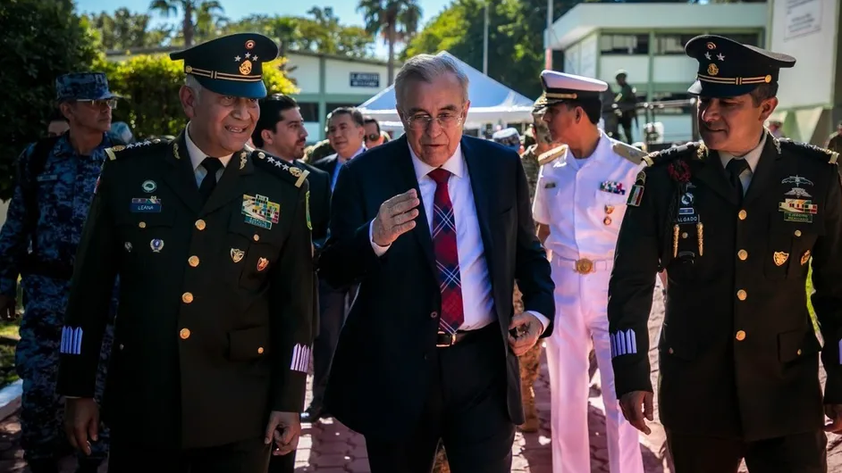 Rubén Rocha acude a toma de protesta de nuevo comandante de Novena Zona Militar