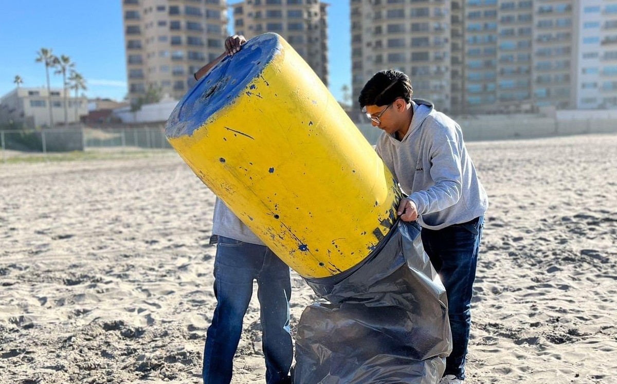 Se realizan actividades de limpieza en la playa (Especial)