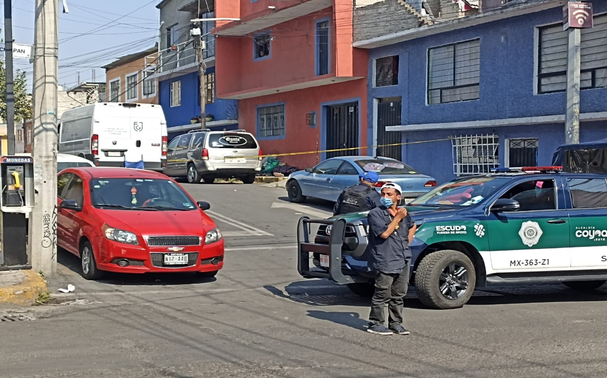 Vecinos reportaron que había un hombre inconsciente en la banqueta junto a una bolsa de pepena. / Enrique Luna