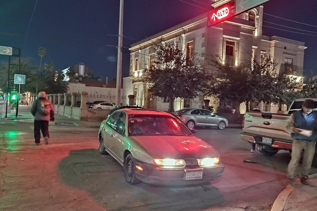 Tras chocar en calzada Colón de Torreón; ambos  conductores afirman tener semáforo en verde. | Especial