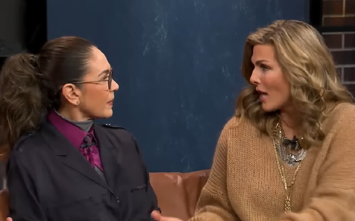 Montserrat Oliver le reclama a Yolanda Andrade que no le pone atención (Instagram).