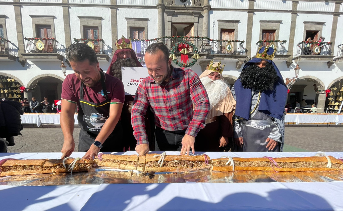 Parten rosca de reyes de torta ahogada en Zapotlanejo, Jalisco (Karla Victoria Rodríguez)