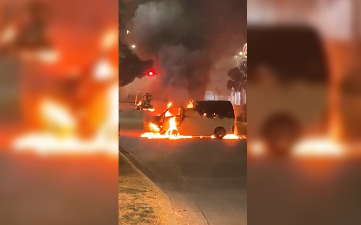 En redes sociales circulan videos de autos incendiados y bloqueando el paso.