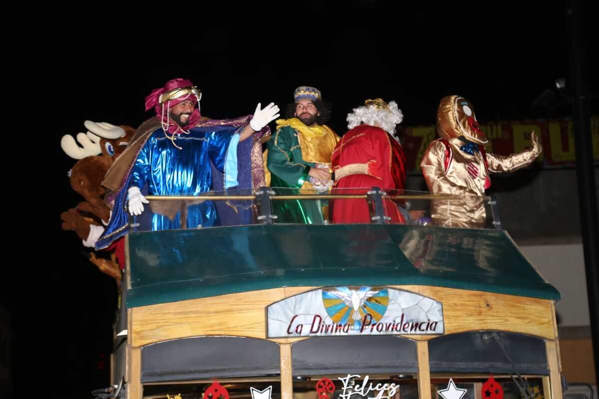 Los Reyes Magos, recorrieron las calles de Pachuca, familias acudieron a saludaros y a entregarles la carta (Jorge Sánchez)