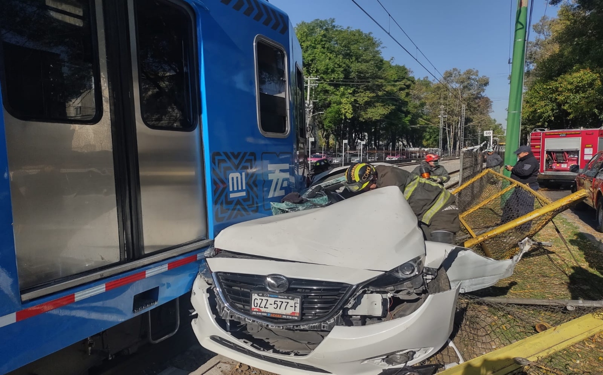 El choque provocó la suspensión del servicio del Tren Ligero en sus dos direcciones por una hora. / Carlos Tejeda