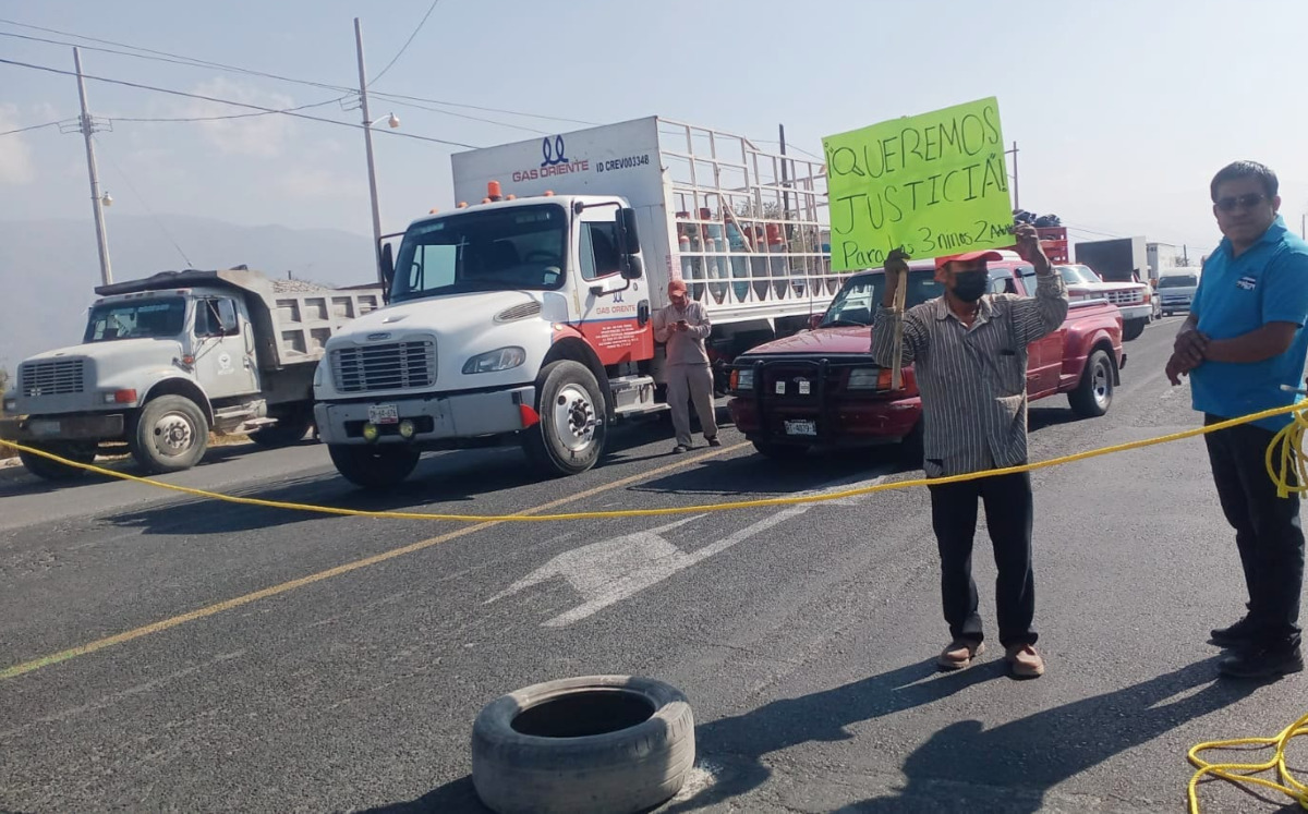 Familiares de las cinco personas que murieron al ser atropelladas, realizaron cierre de carretera | Especial