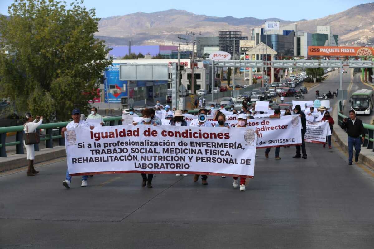 Las y los manifestantes acusaron al director federal Pedro Zenteno Santaella, de no respetar acuerdos con el sindicato (Jorge Sánchez)