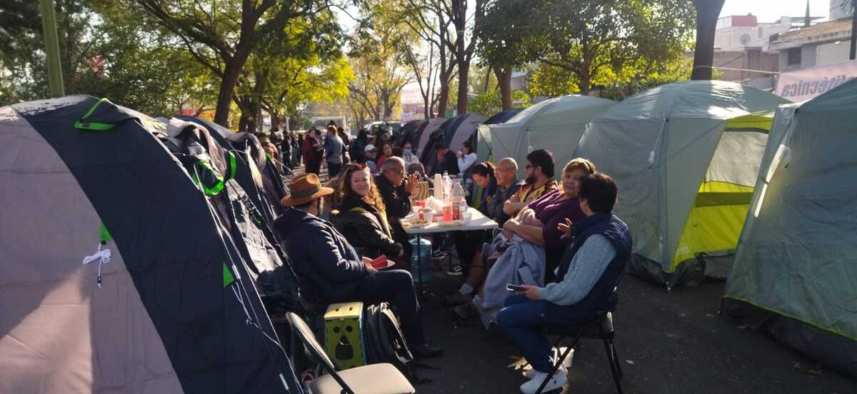 Mantienen plantón a las afueras de Casa Jalisco en protesta al encarcelamiento a miembros de FEU (Diana Barajas)