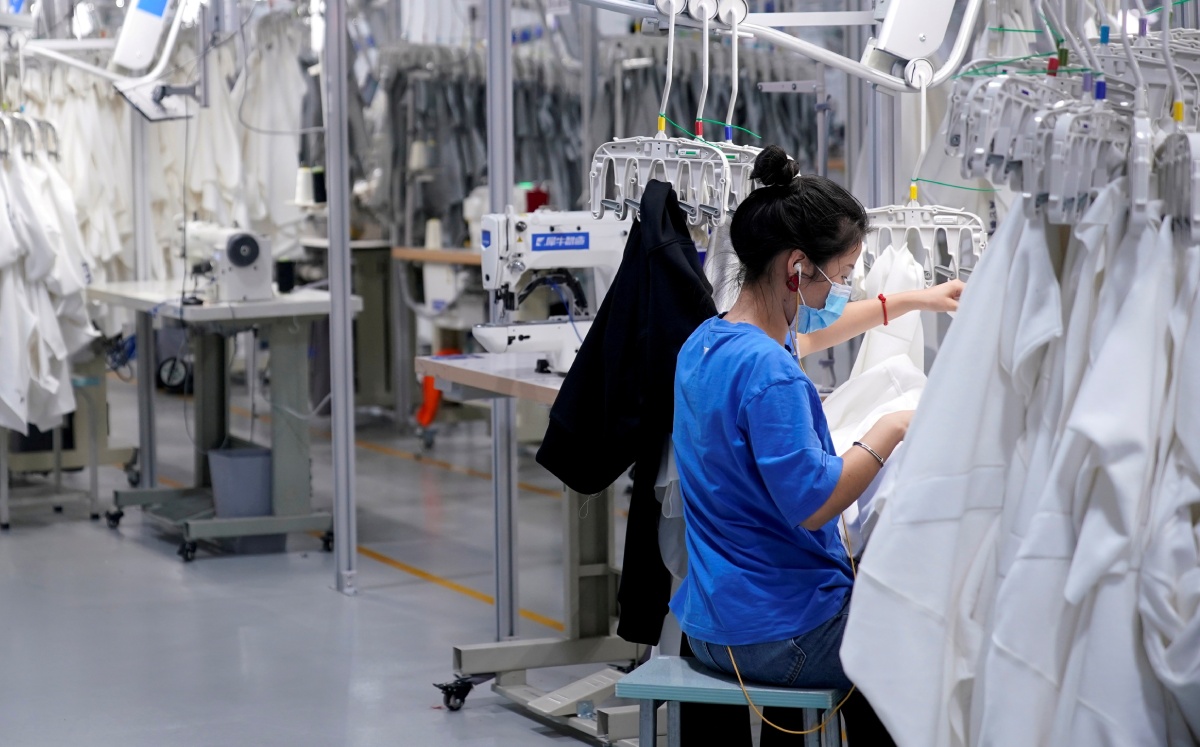 Obrero trabaja en fábrica de Xunxi, filial del gigante chino del comercio electrónico Alibaba. Foto: (Reuters)