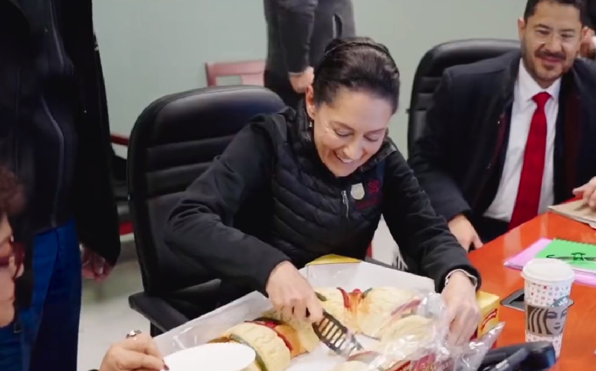Sheinbaum partió una rosca de Reyes con funcionarios de CdMx. |  Twitter Claudia Sheinbaum