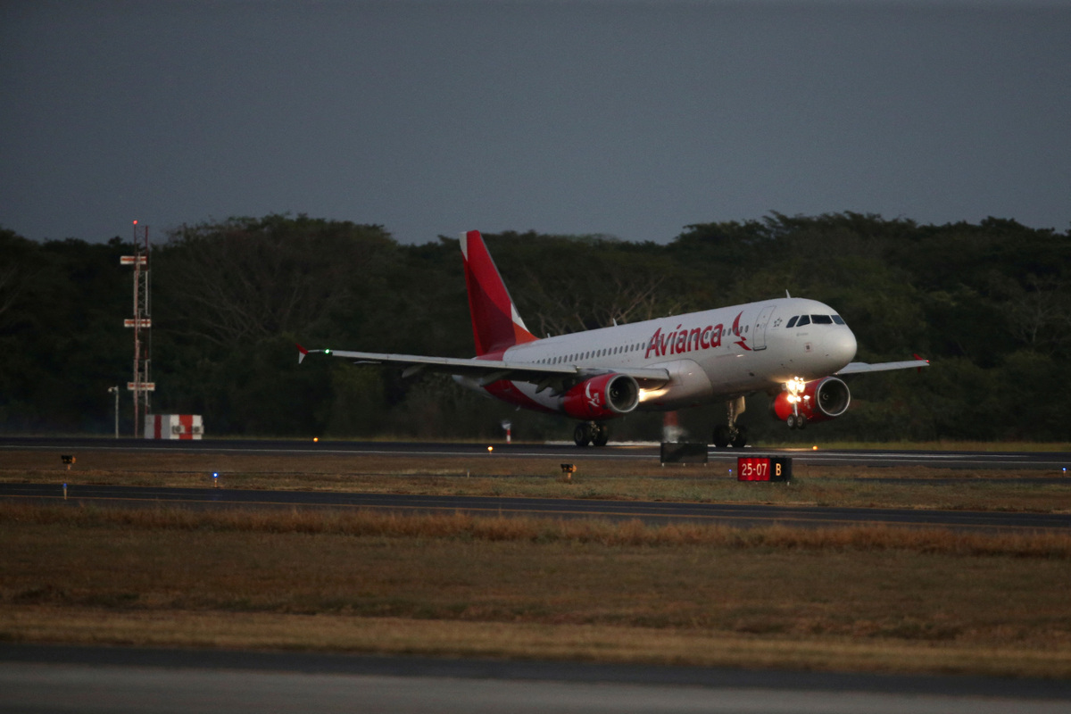 Avión se prepara para despegar del aeropuerto internacional de El Salvador. (Reuters)