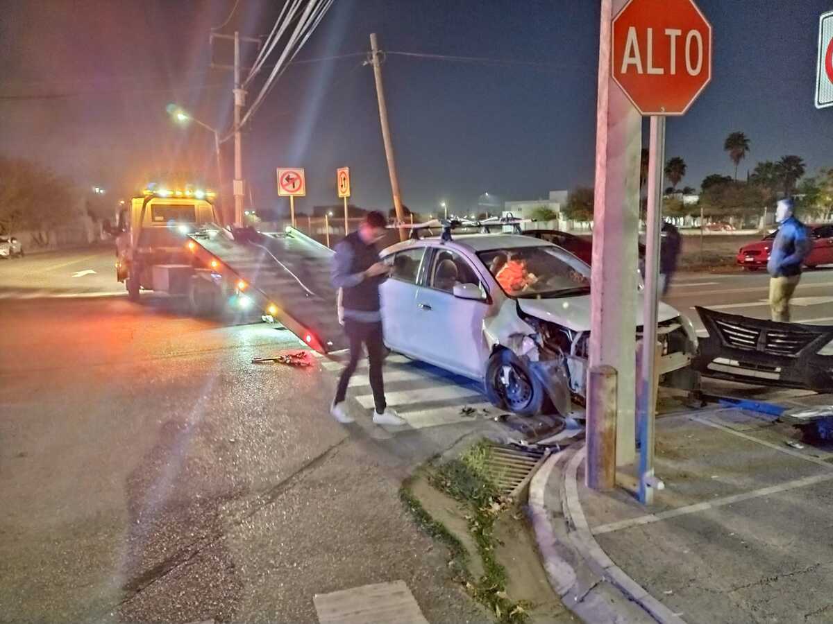 El conductor del auto al perder el control, se proyectó contra postes metálicos de contención. | Especial