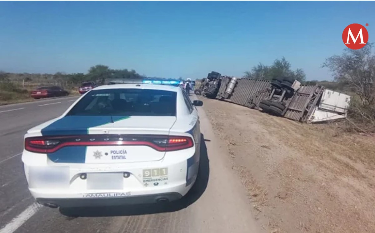 Por exceso de velocidad vuelca tráiler en libramiento de San Fernando