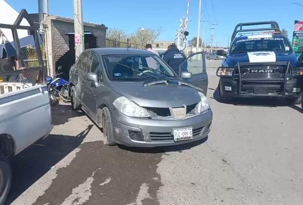 El vehículo brincó el camellón y chocó contra una camioneta que estaba estacionada en una frutería.