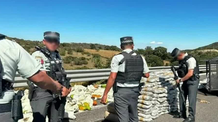 Camioneta vuelca en Michoacán y encuentran 190 kilos de mariguana oculta en frutas