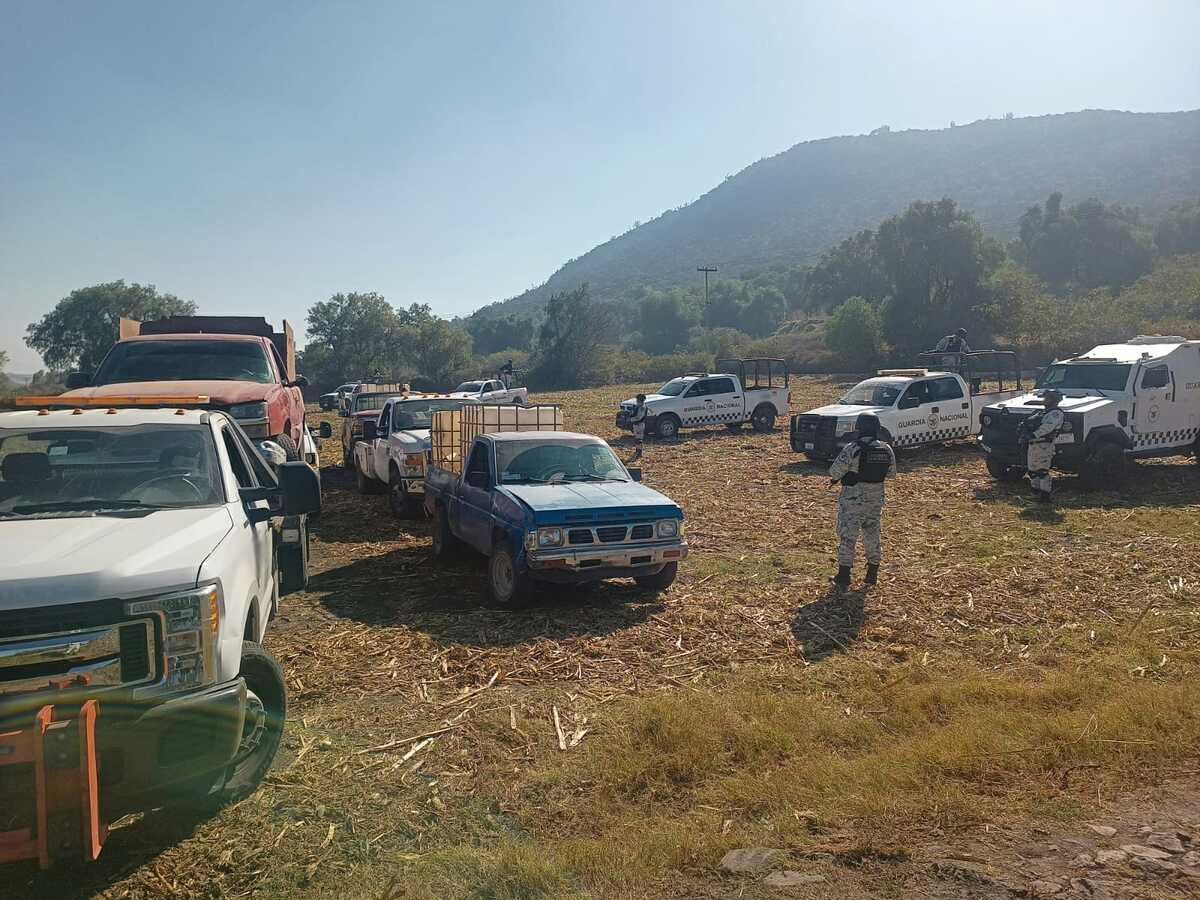 Los elementos de la Guardia Nacional realizaron una inspección minuciosa a cada una de las unidades y detectaron un total de 18 bidones (Cortesía)