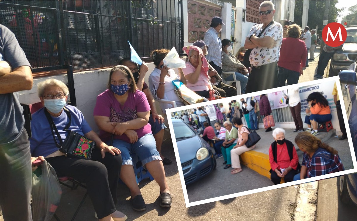 Adultos mayores esperan horas para cobrar su pensión en Ciudad Madero