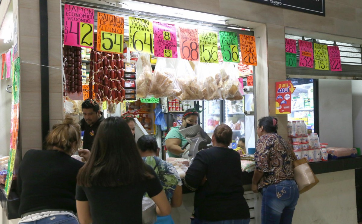 Hubo alza de productos para las cenas de Navidad y Año Nuevo en el mercado de Tampico. | Foto: Yazmín Sánchez