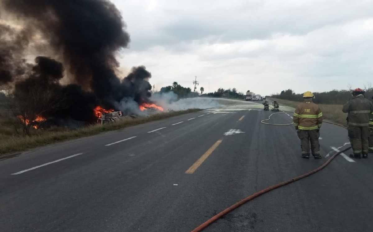 Chofer de pipa muere tras volcadura e incendio en carretera Matamoros-Reynosa