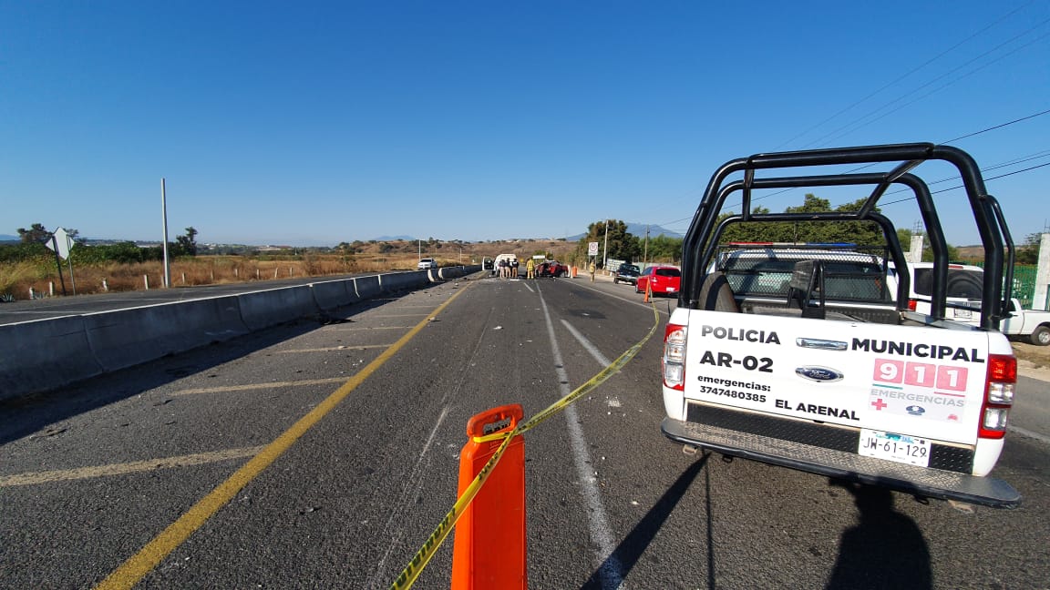 Elementos municipales y estatales atendieron el choque sobre la carretera en El Arenal (Juan Carlos Munguía)