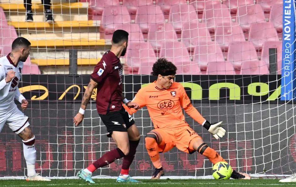 Guillermo Ochoa sostiene al Salernitana para sacar valioso empate ante el Torino
