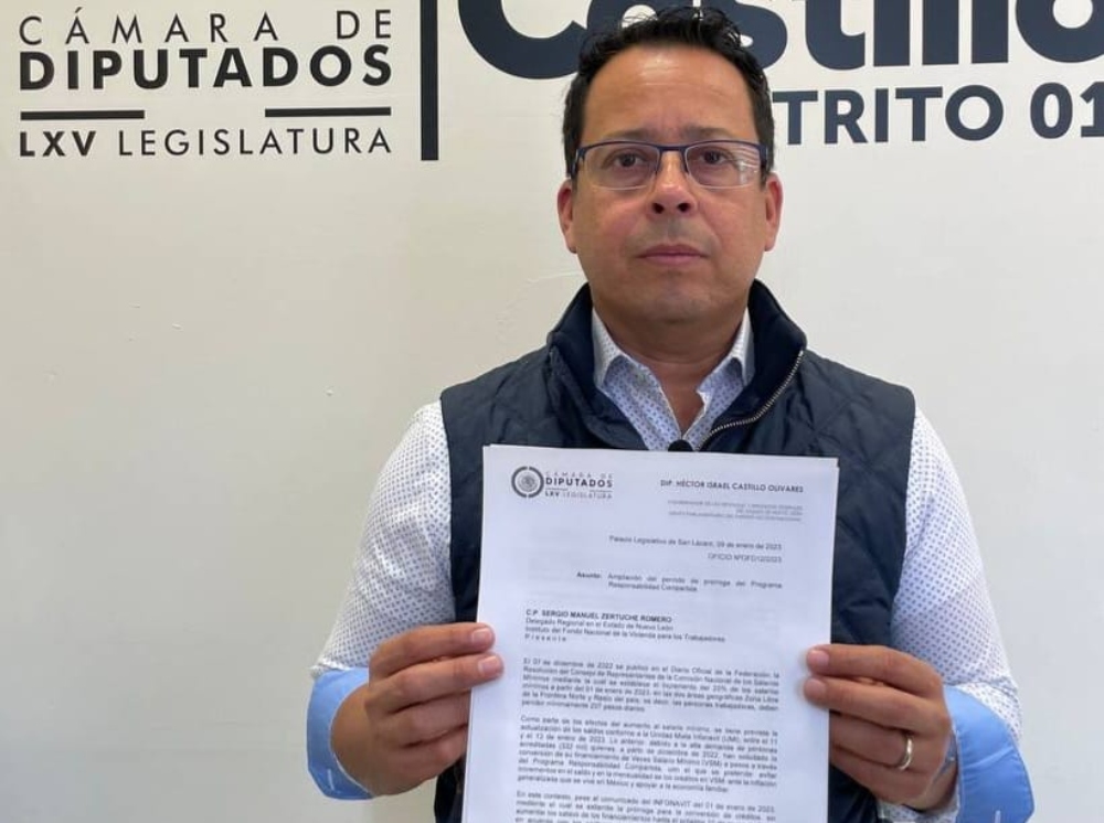 El legislador entregó su oficio al delegado regional del Infonavit en Nuevo León. Foto: Especial