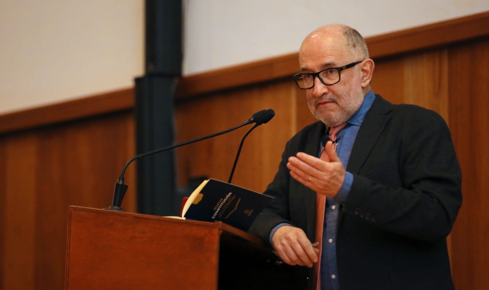 Los representantes de las áreas jurídicas de las secretarías del gobierno estatal, analizan y estudian a detalle la nueva Carta Magna. Foto: Especial