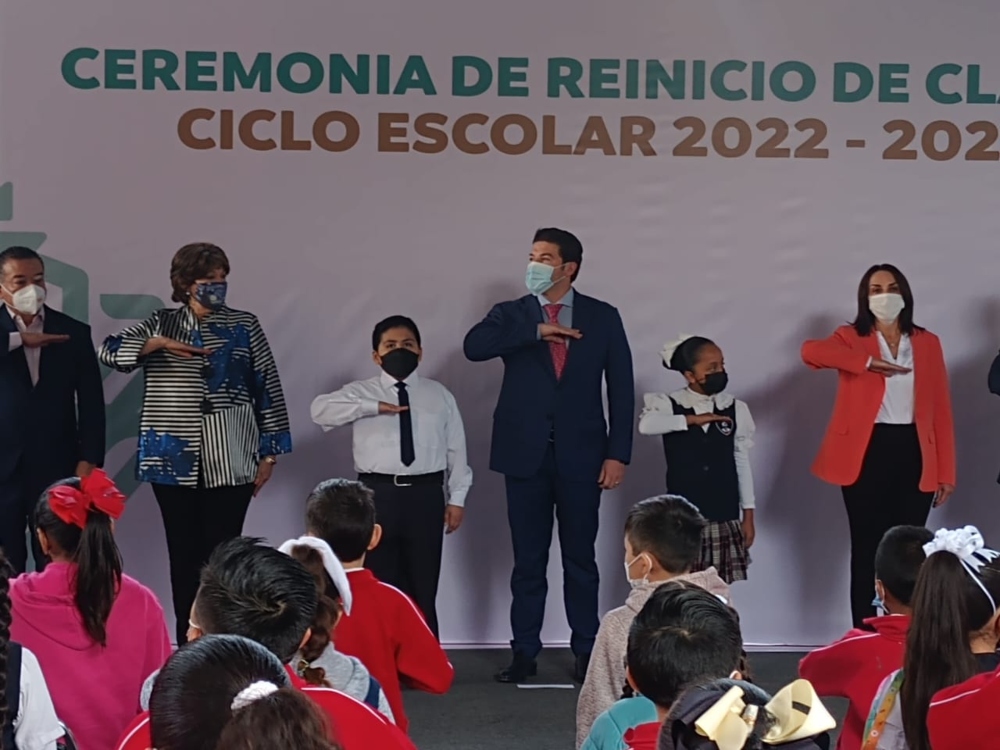 Samuel García y Sofialeticia Morales encabezan ceremonia por regreso a clases. Foto