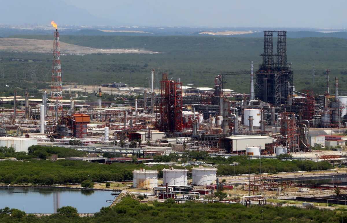 El secretario de Medio Ambiente, Alfonso Martínez, dijo que aunque la Refinería bajó su producción de barriles tiene problemas al lidiar con un crudo