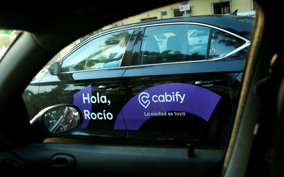 Un coche de Cabify a través de la ventana de un automóvil en Málaga, Andalucía, España. Foto: (Reuters)