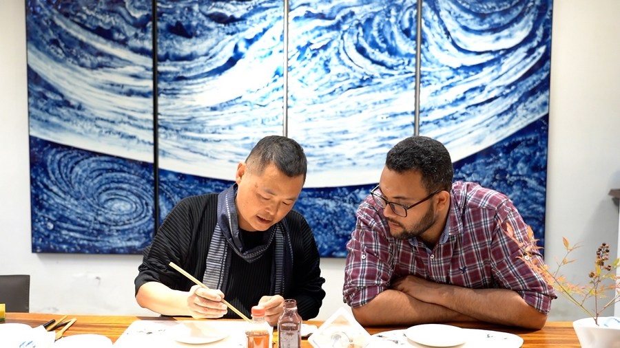 Mahdy Ahmed Saleh (derecha), estudiante egipcio, aprende a pintar en la Universidad de la Cerámica de Jingdezhen en China. (Xinhua/ Wang Zhongqing)