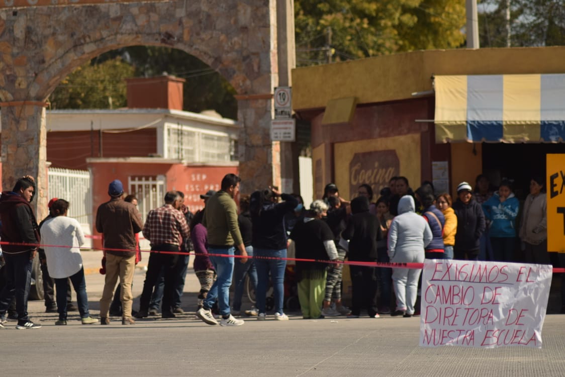 Padres de familia tomaron el plantel educativo para exigir la destitución de la directora (Francisco Villeda)