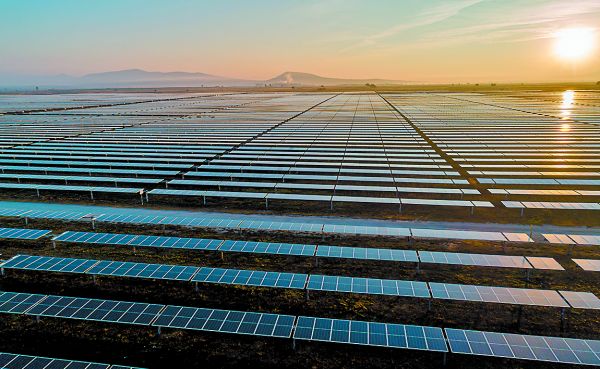 Proyecto de paneles solares. Shutterstock