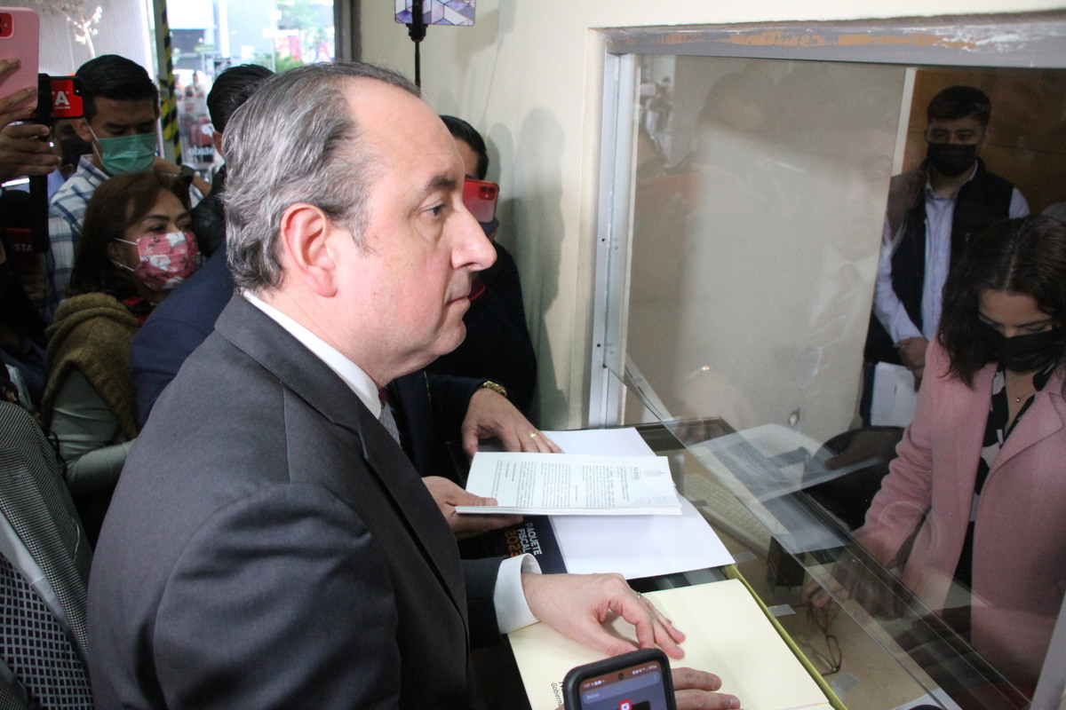 El secretario de Finanzas y tesorero estatal, Carlos Garza,  entregó el proyecto ayer en la Oficialía de Partes del Congreso. L. Rocha