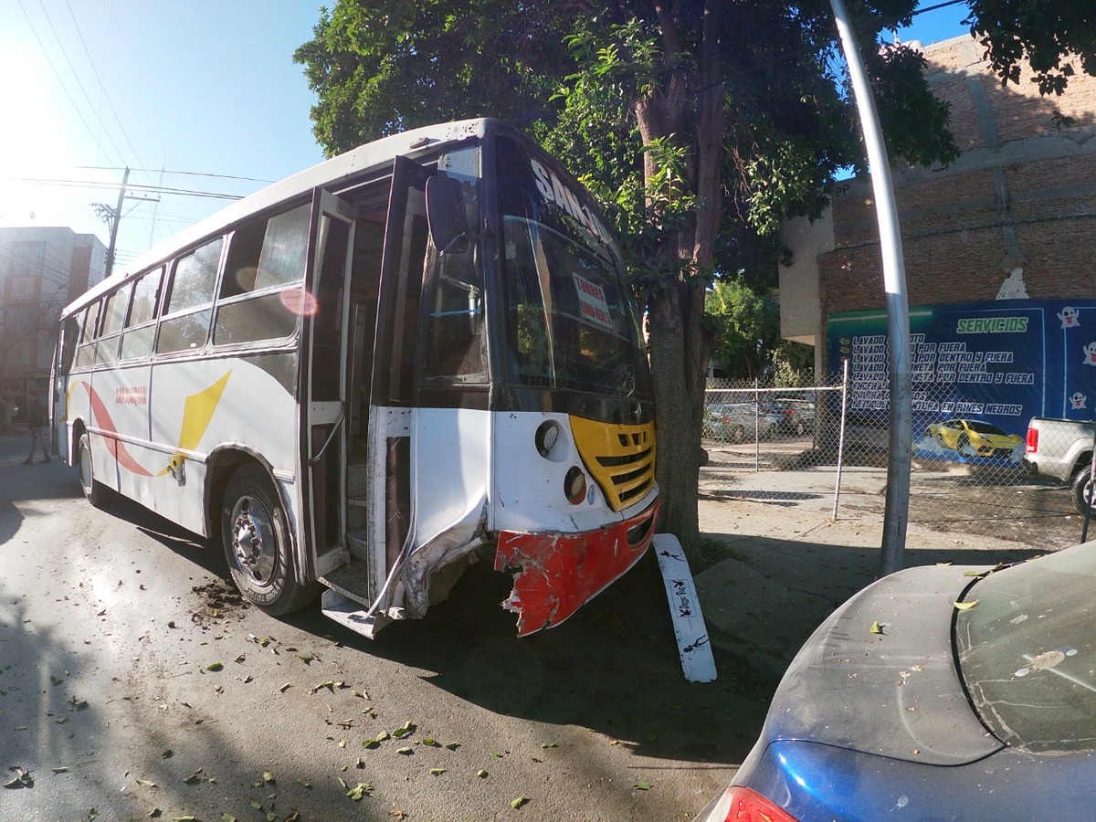 Camioneta provoca choque de camión de pasajeros en Torreón | Notivox Digital