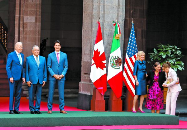 Los tres mandatarios y sus esposas en el patio central de Palacio Nacional. Araceli López