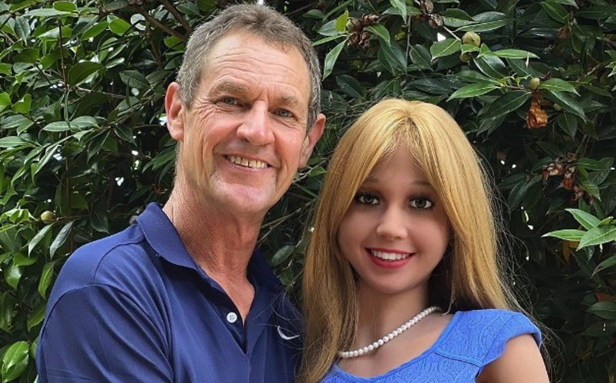 Rod encontró en su muñeca un consuelo tras la ruptura con su prometida | ESPECIAL