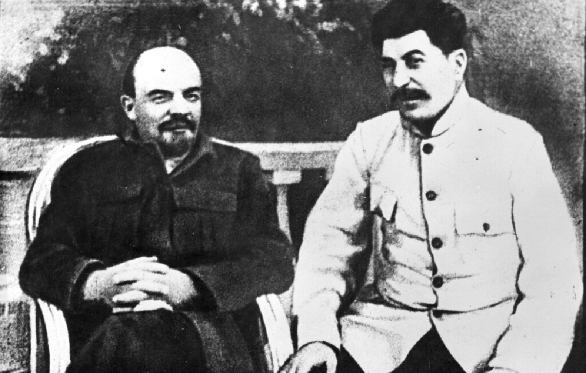 Vladimir Lenin y Josef Stalin, primer y segundo líder de la URSS correspondientemente (AP)