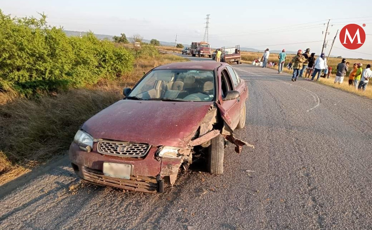 Camioneta con jornaleros se impacta contra un vehículo en Altamira