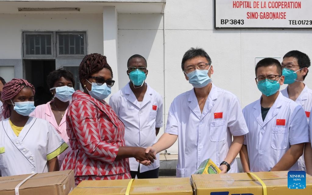 Gisele Mounguengui, decana del Hospital de Cooperación China-Gabón, y Zhao Zhicheng, jefe de subunidad del equipo médico chino en Libreville. (Xinhua)